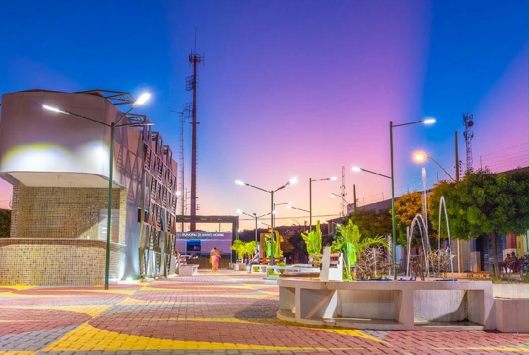 Praça Municipal de Monte Horebe iluminada ao entardecer